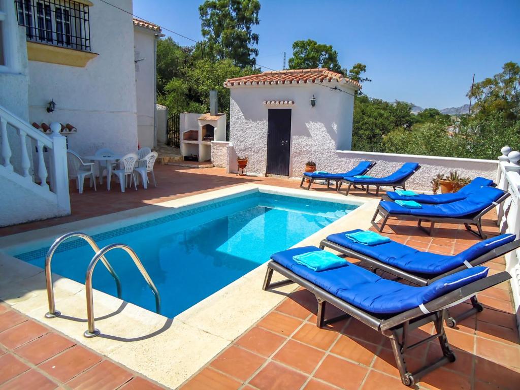 una piscina con tumbonas y una casa en Holiday Home Pendle heights by Interhome en Almogía