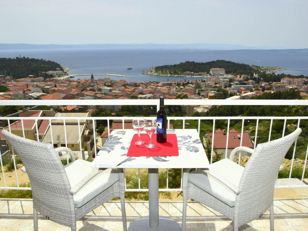 stół z kieliszkami i butelką wina na balkonie w obiekcie Apartment Mira-1 by Interhome w Makarskiej