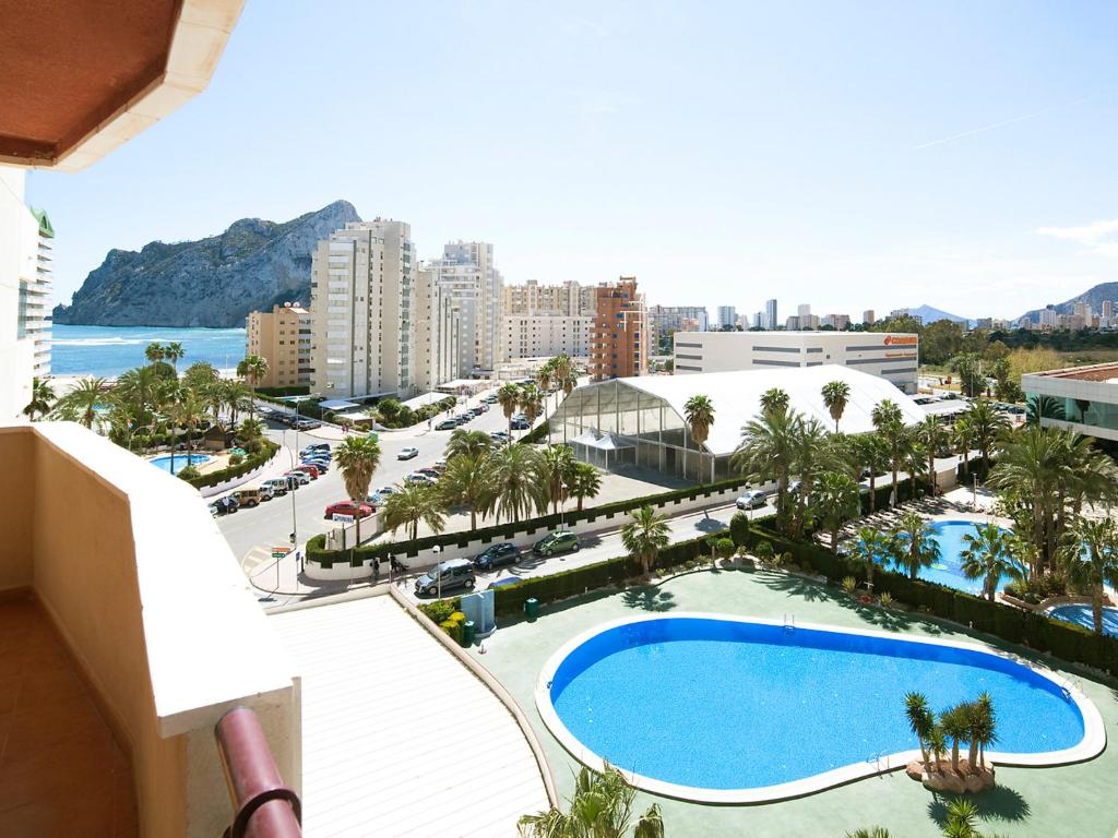 - Balcón con piscina y vistas a la ciudad en Apartment Coral Beach 02 by Interhome, en Calpe