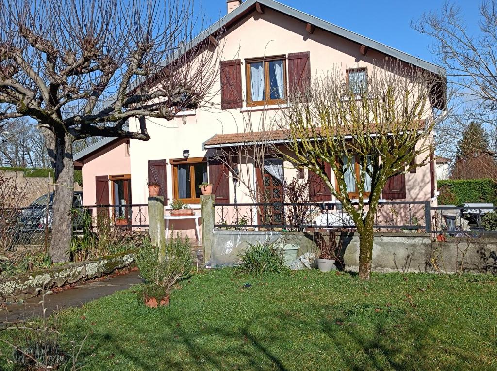 una casa blanca con una valla en un patio en chez Doris et Alain, en Lannemezan