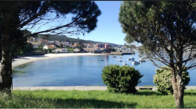 una gran masa de agua con barcos dentro en Apartamentos turísticos CHUS 2, en Corcubión