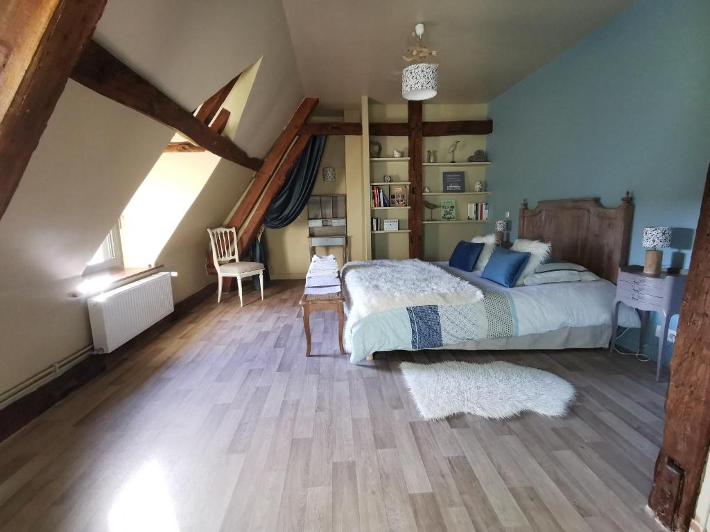 Sailly-Flibeaucourt的住宿－La Cour d'Hortense，一间卧室配有一张床,铺有木地板
