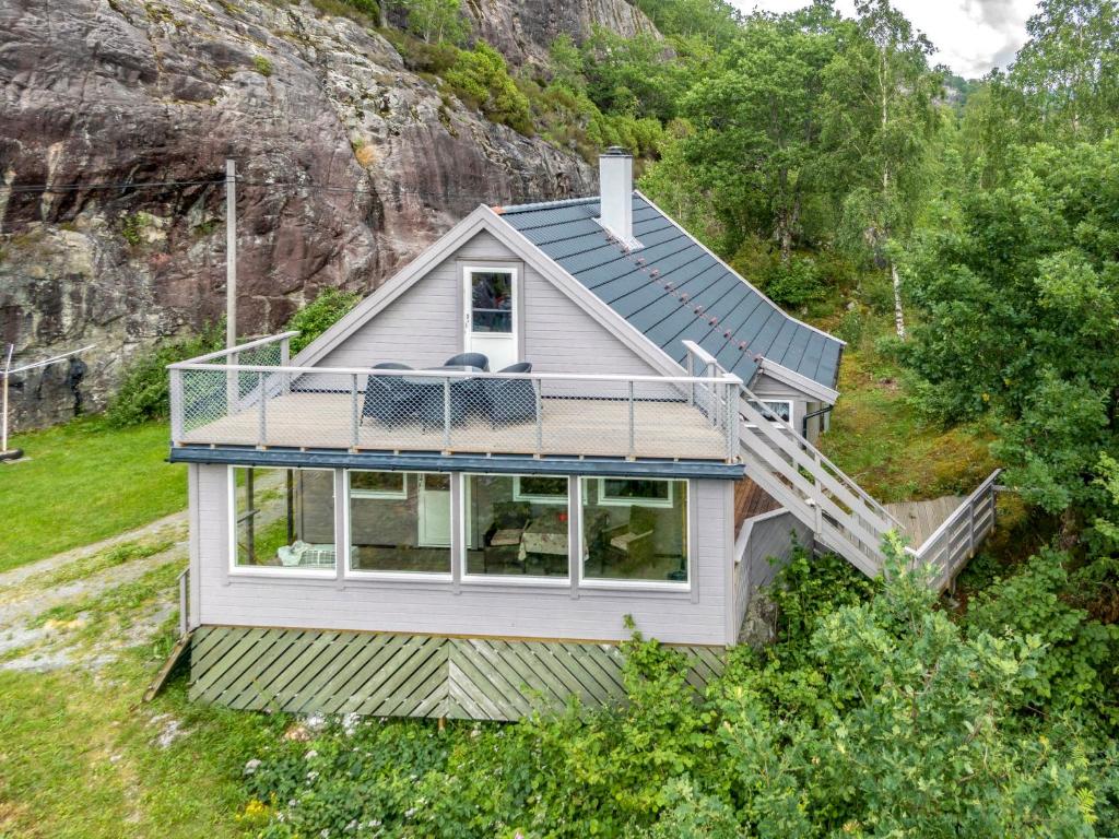 una vista aérea de una casa en una colina en Chalet Åkrafjorden - FJH340 by Interhome en Åkra