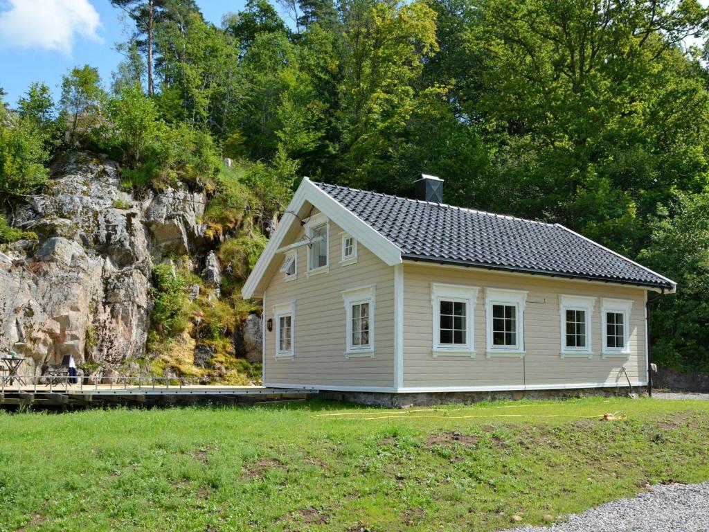 una pequeña casa blanca frente a una montaña en Chalet Solskinn - SOW037 by Interhome, en Kvås