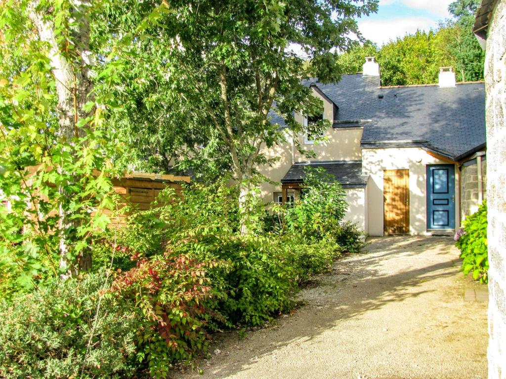 PloemelにあるHoliday Home Les Cottages du Golf-1 by Interhomeの青い扉と茂みのある白い家