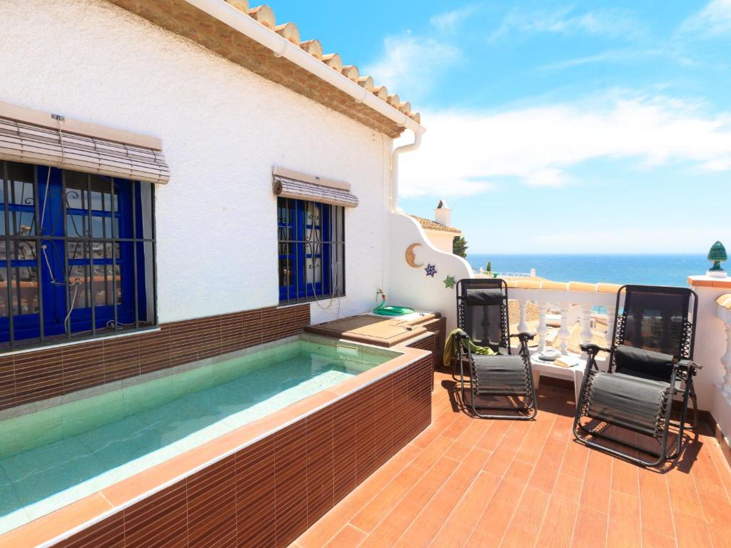 Bazén v ubytování Holiday Home Nerja Penthouse by Interhome nebo v jeho okolí