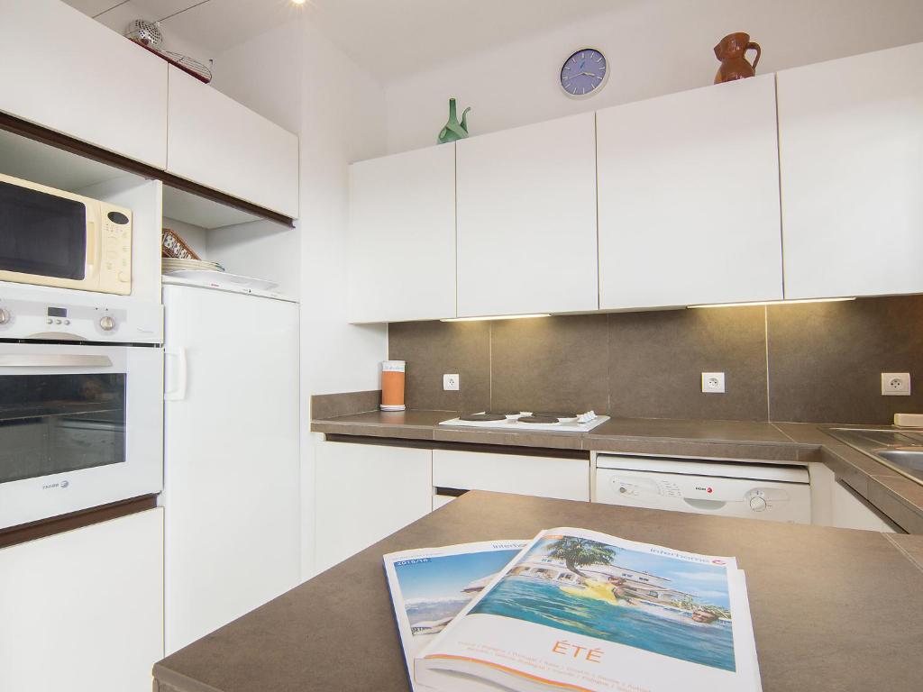 Una cocina o cocineta en Apartment Riva Bella-3 by Interhome