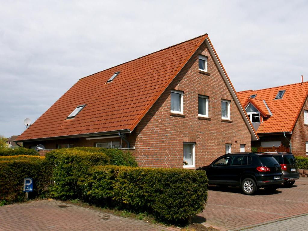 een huis met een auto ervoor geparkeerd bij Holiday Home Storchennest by Interhome in Norddeich