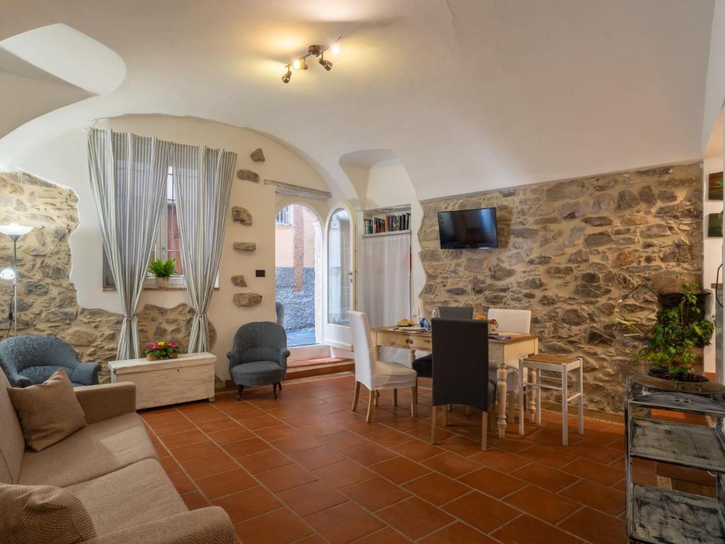 salon z kanapą i stołem w obiekcie Apartment Adelasia by Interhome w mieście Cisano sul Neva