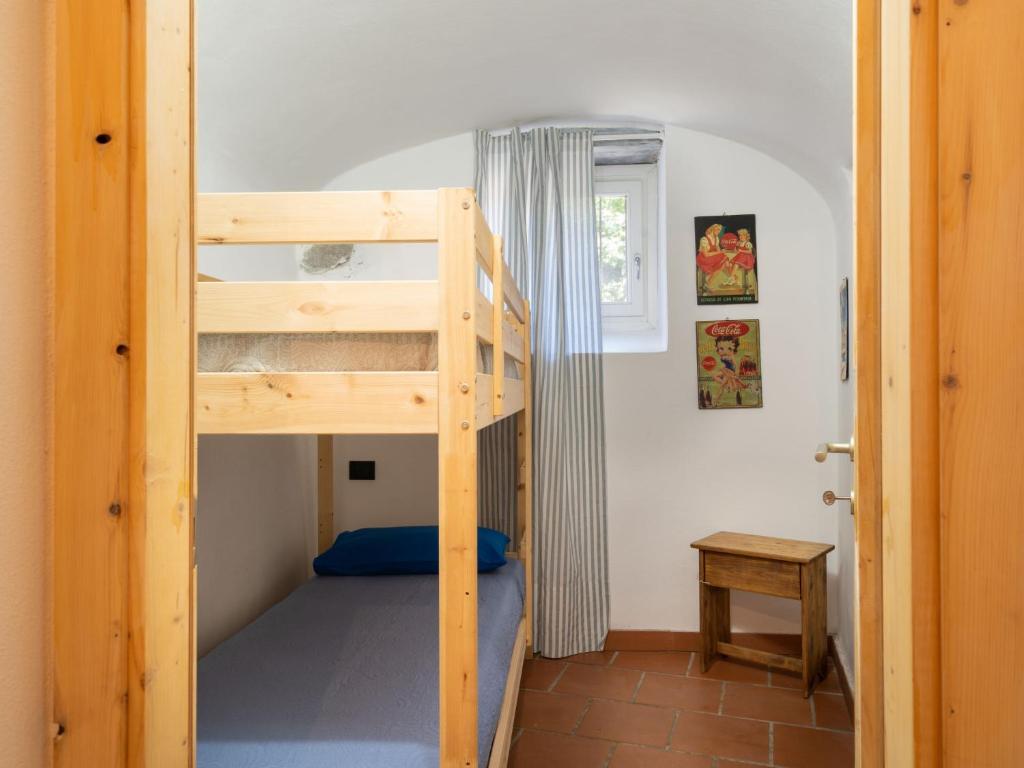 Łóżko lub łóżka piętrowe w pokoju w obiekcie Apartment Adelasia by Interhome
