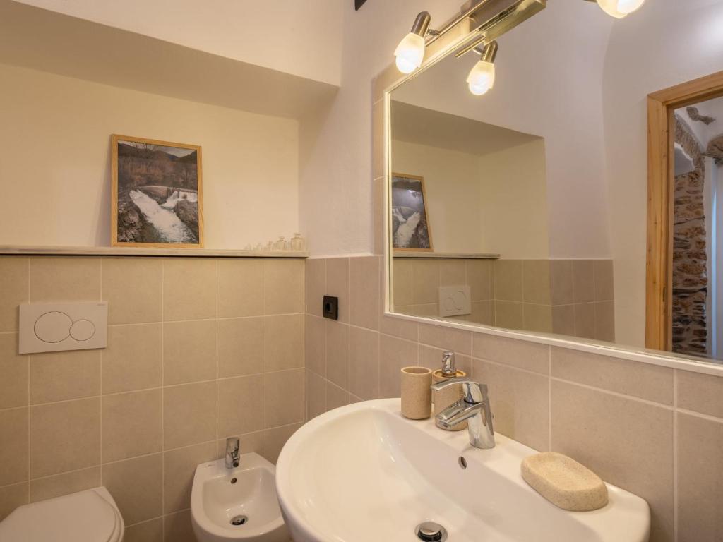 Łazienka w obiekcie Apartment Adelasia by Interhome