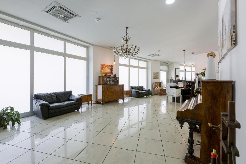 Area soggiorno di GuestHouse Lugano Center by LR