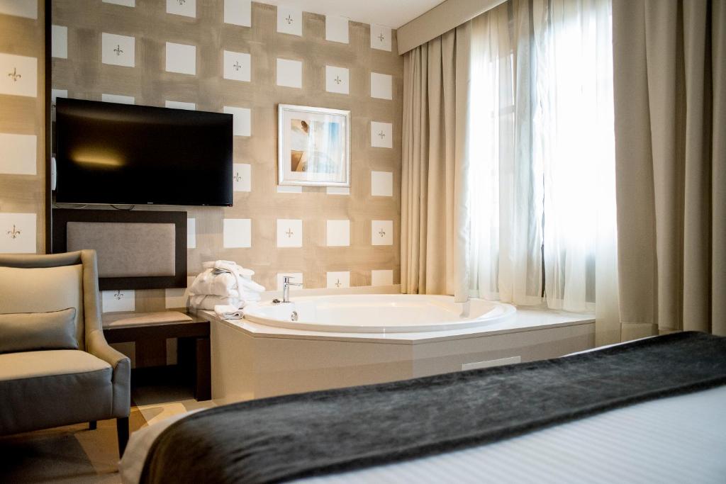 Postel nebo postele na pokoji v ubytování Costa Esmeralda Suites