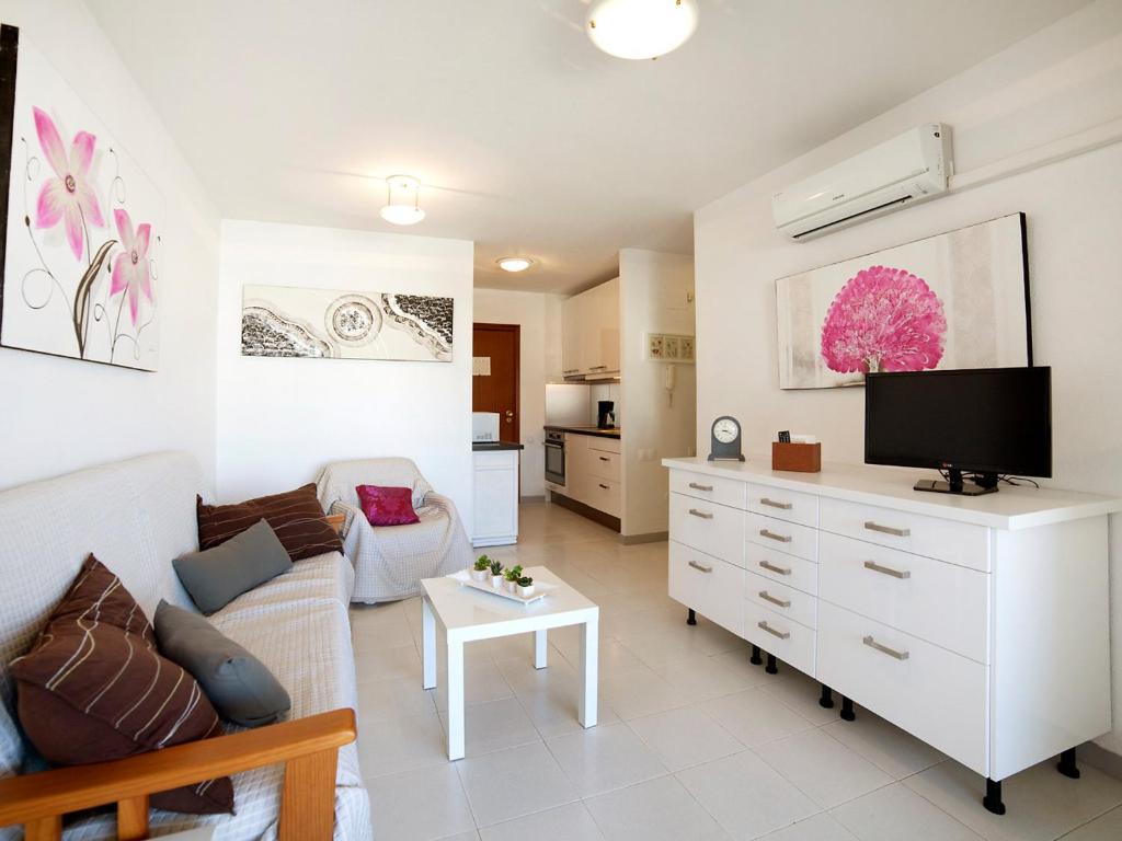 TV a/nebo společenská místnost v ubytování Apartment Esmeralda 02 by Interhome