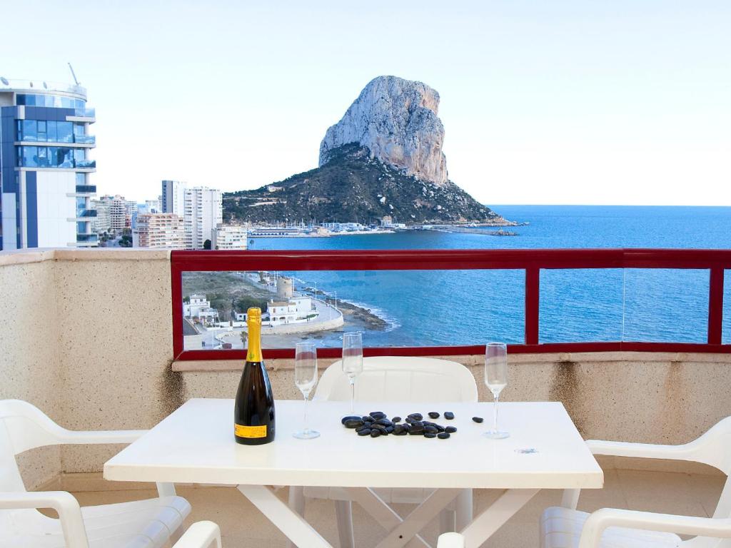 una mesa blanca con una botella de vino en el balcón en Apartment Amatista-6 by Interhome, en Calpe
