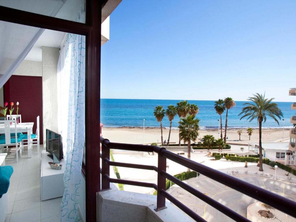 Elle comprend un balcon offrant une vue sur la plage et l'océan. dans l'établissement Apartment Topacio IV-1 by Interhome, à Calp