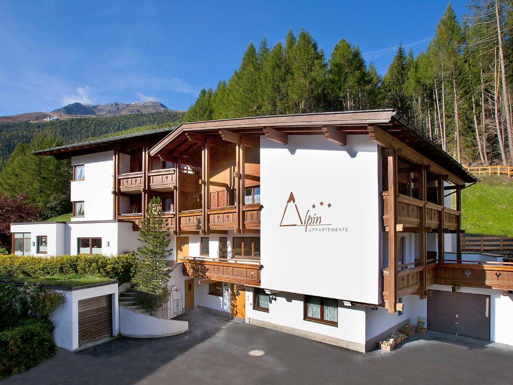 ein Gebäude mit einem großen Schild davor in der Unterkunft Apartment Alpin-1 by Interhome in Sölden