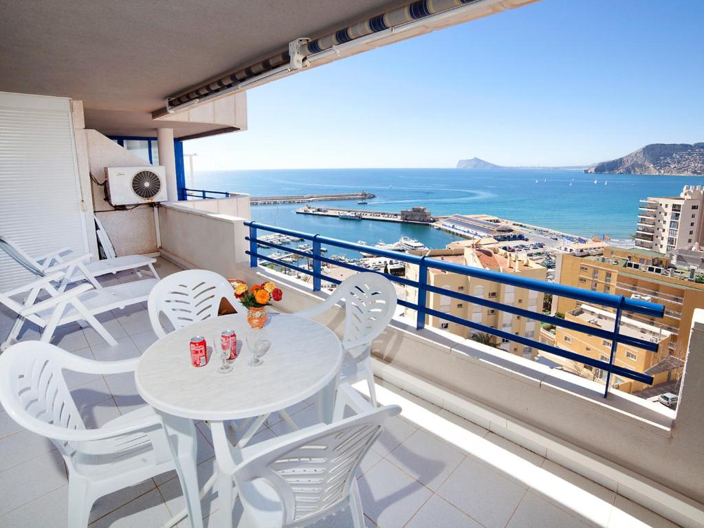 balcone con tavolo, sedie e vista sull'oceano di Apartment Turquesa Beach 03 by Interhome a Calpe