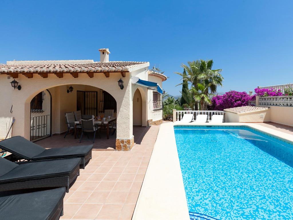 Orba的住宿－Villa Buena Gente by Interhome，一座带游泳池和房子的别墅