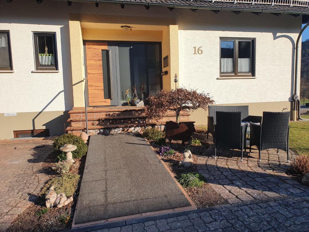 ein Haus mit einem Gehweg davor in der Unterkunft Ferienwohnung am Eck in Amorbach