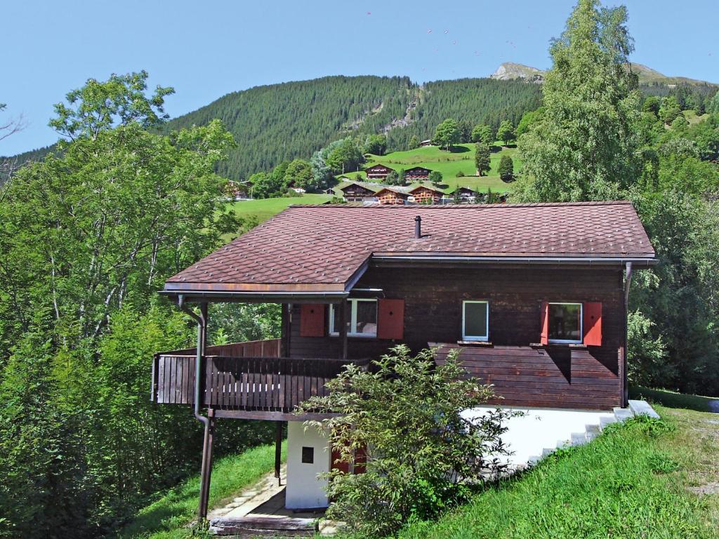 una casa con terraza en una colina en Chalet Egg-Isch by Interhome en Grindelwald