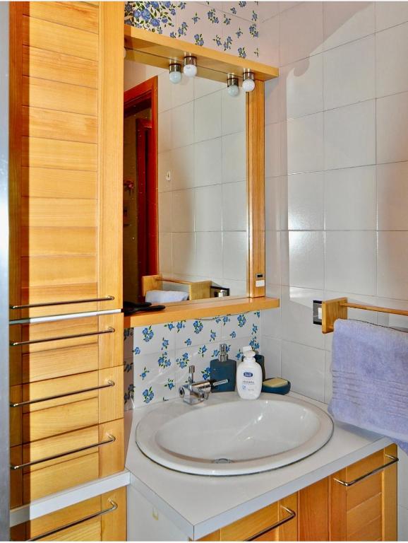 łazienka z umywalką i lustrem w obiekcie Bilocale con vista a Sestriere w mieście Sestriere
