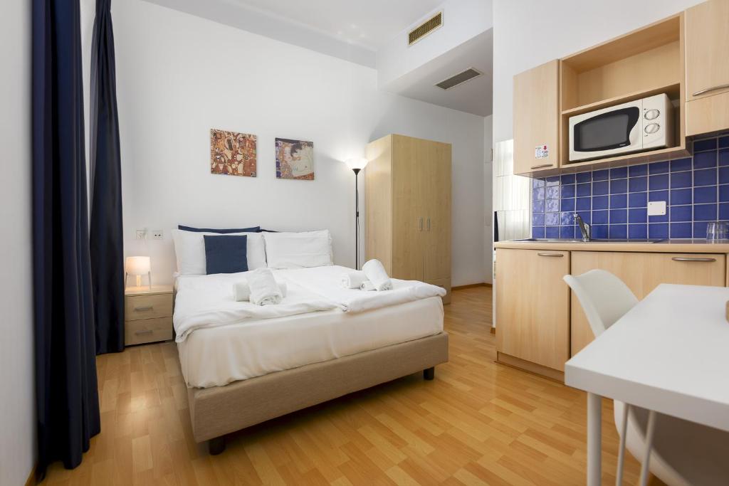 Letto o letti in una camera di GuestHouse Lugano Center by LR