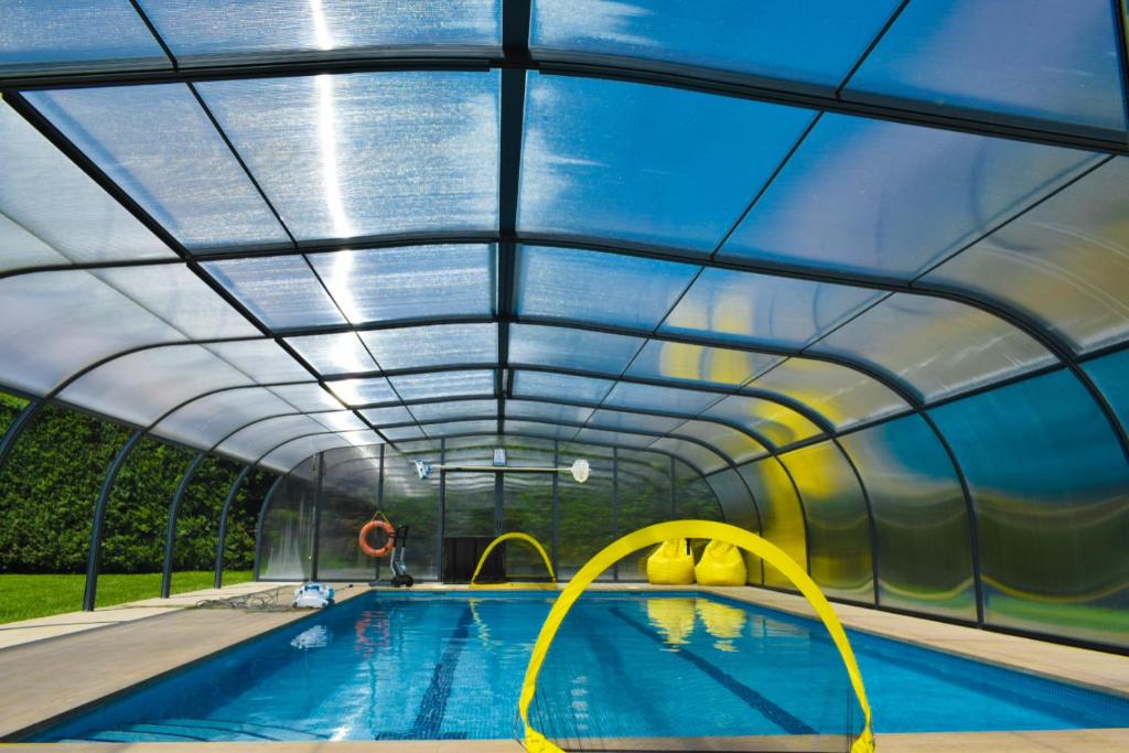 una piscina cubierta con techo de cristal en Secret Garden Village Haro, en Haro