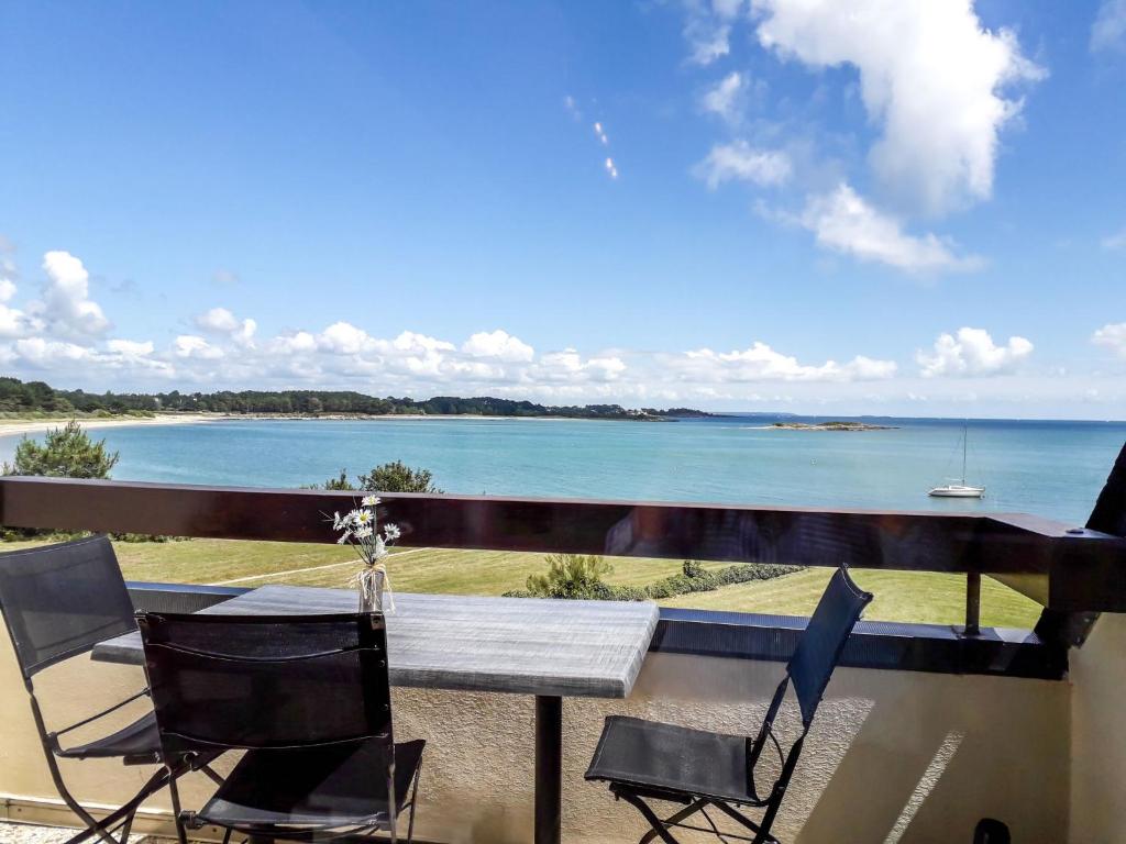 Un balcón con mesa y sillas y vista al mar. en Apartment MEN DU-2 by Interhome, en Carnac