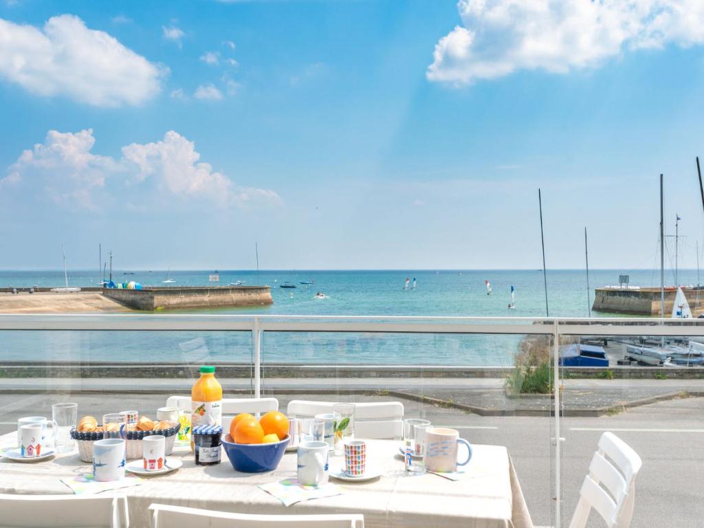 - une table avec vue sur la plage et l'océan dans l'établissement Apartment Atlantique-2 by Interhome, à Carnac