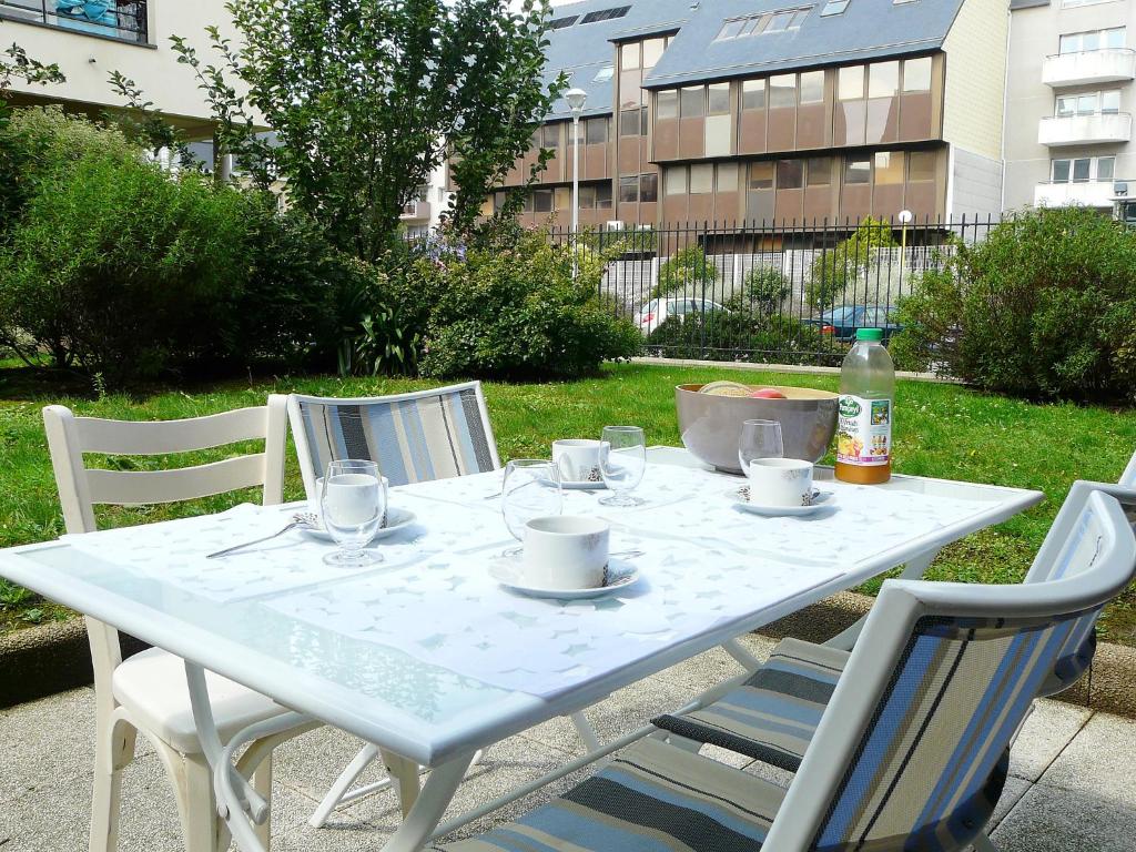einen Tisch mit Tassen und Untertassen darüber in der Unterkunft Apartment Nautica by Interhome in Saint-Malo