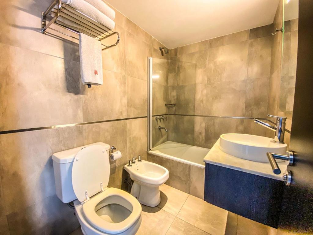 a bathroom with a toilet and a sink at Temporal Suites in La Plata