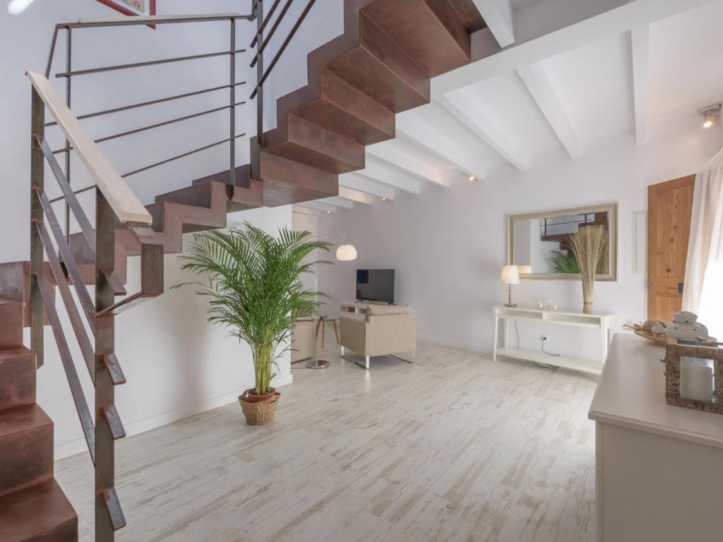 una sala de estar con escaleras y una maceta en Holiday Home Es Reco by Interhome en Costitx