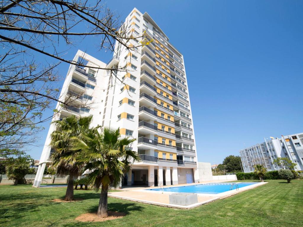 un grand bâtiment avec une piscine en face dans l'établissement Apartment Costa Calpe by Interhome, à Calp