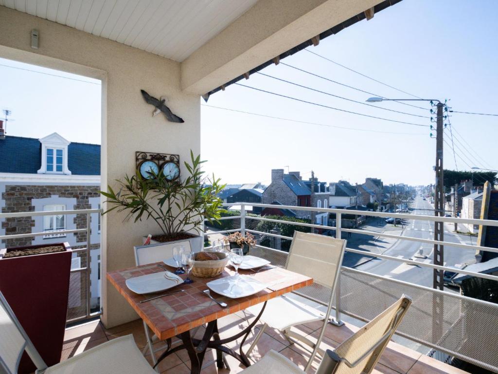 d'un balcon avec une table et des chaises offrant une vue sur la ville. dans l'établissement Apartment Clos Schuman by Interhome, à Saint-Malo