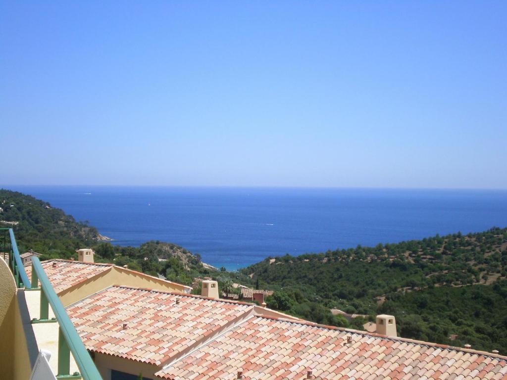 vista sull'oceano dai tetti delle case di Holiday Home Le Belvédère by Interhome a Cavalaire-sur-Mer