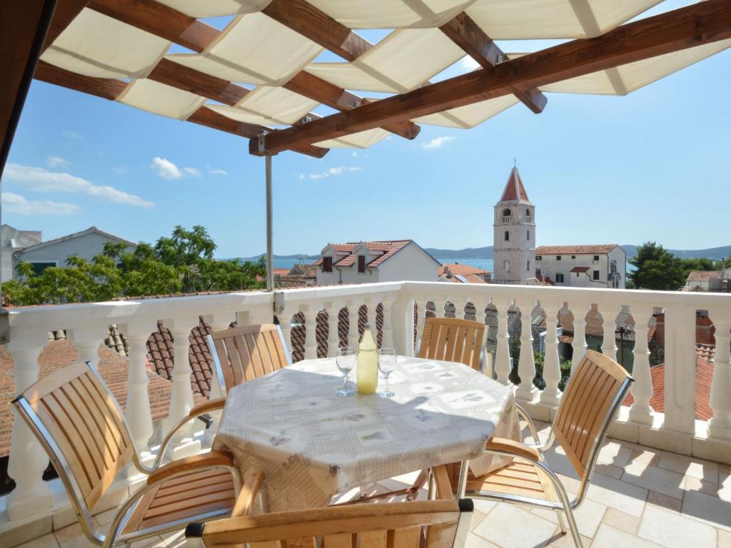 einen weißen Tisch und Stühle auf dem Balkon in der Unterkunft Holiday Home Kala by Interhome in Sveti Filip i Jakov