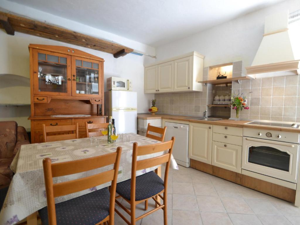 Kuchyň nebo kuchyňský kout v ubytování Holiday Home Kala by Interhome