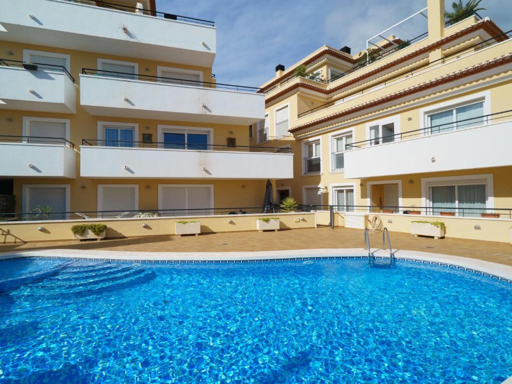 ein Apartment mit einem Pool vor einem Gebäude in der Unterkunft Apartment Nova Soberana by Interhome in Jávea