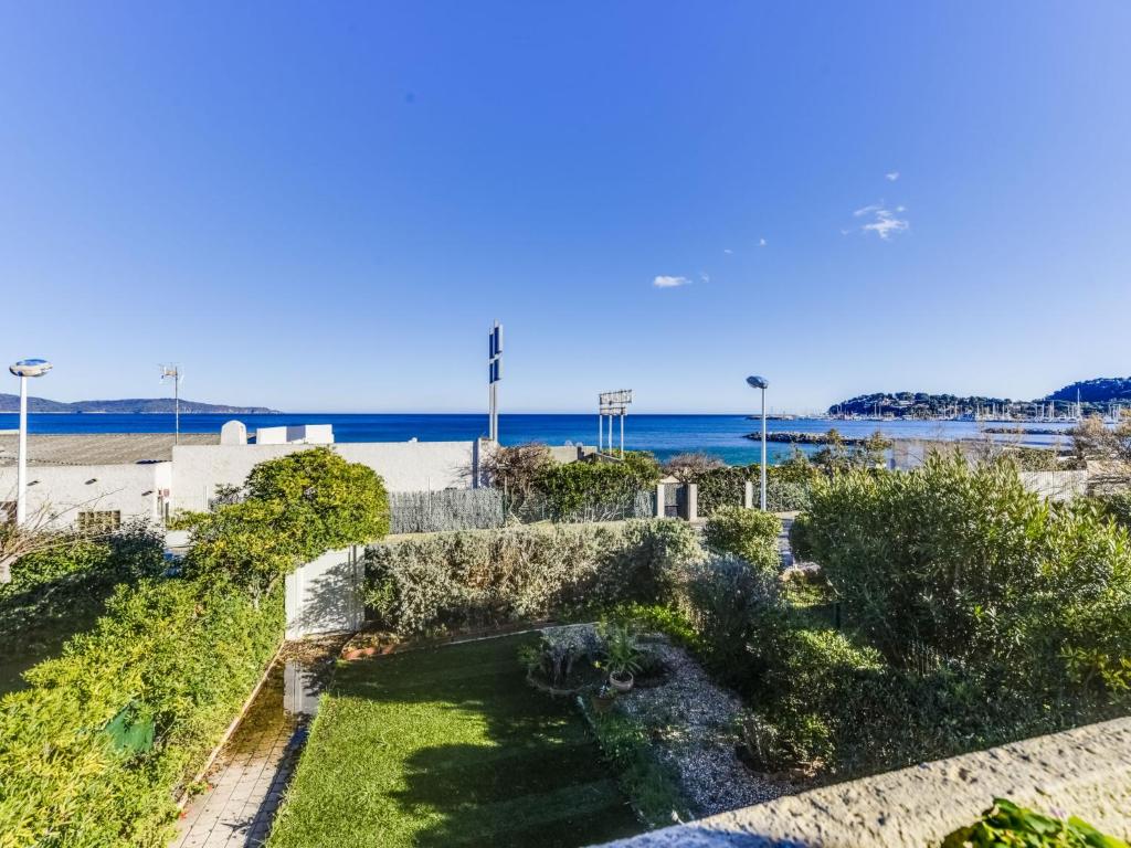 - un jardin avec vue sur la plage dans l'établissement Apartment Arius by Interhome, à Cavalaire-sur-Mer