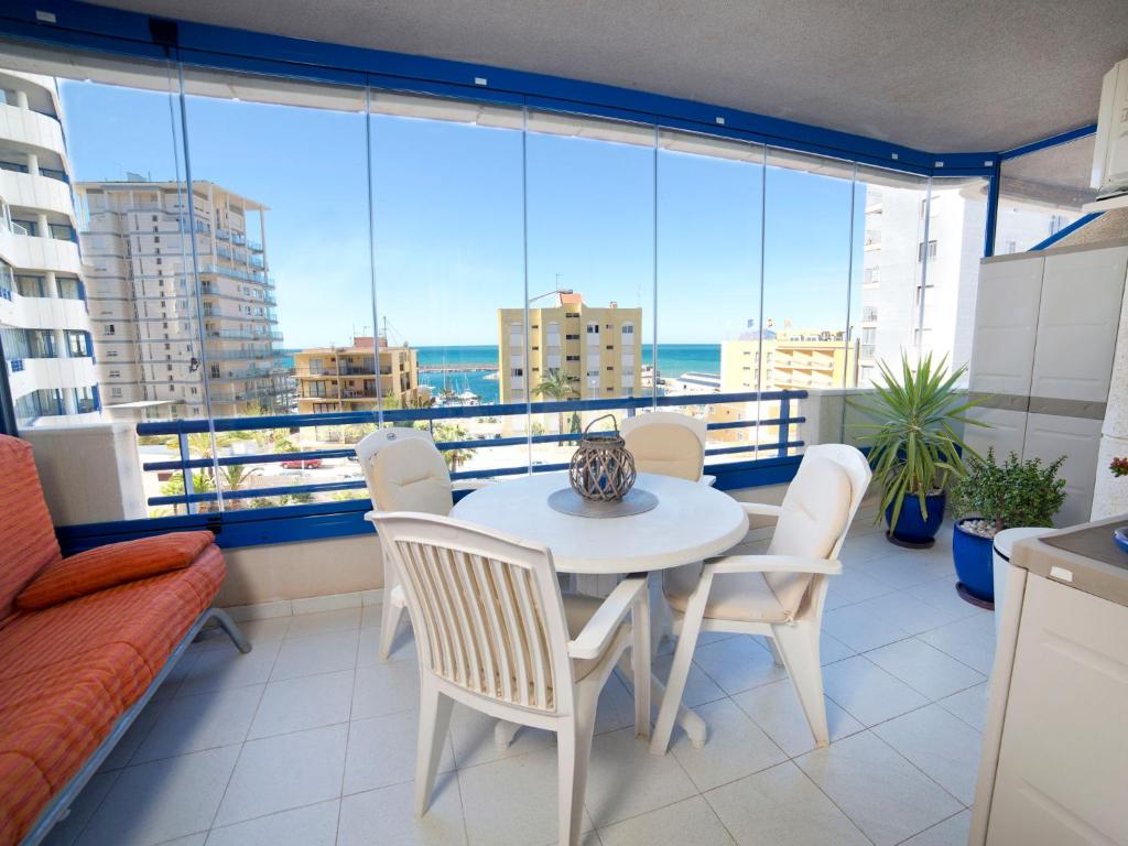 una sala da pranzo con tavolo e sedie sul balcone di Apartment Turquesa Beach-5 by Interhome a Calpe