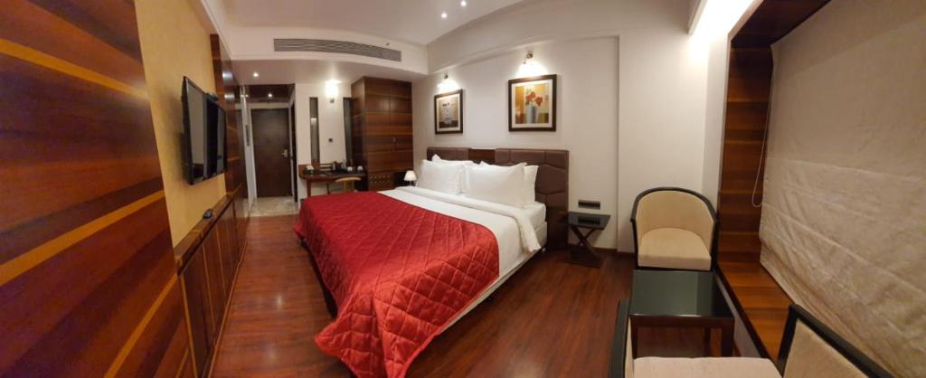 Postel nebo postele na pokoji v ubytování Hotel MBC Citadel Nashik