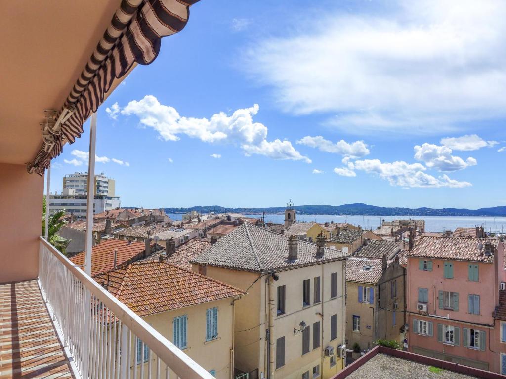 - Balcón con vistas a la ciudad en Apartment Les Pins Dorés-1 by Interhome, en Sainte-Maxime