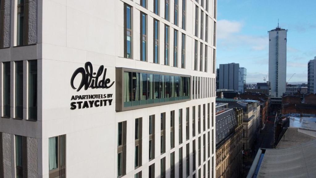 un bâtiment avec un panneau sur son côté dans l'établissement Wilde Aparthotels Manchester St. Peters Square, à Manchester