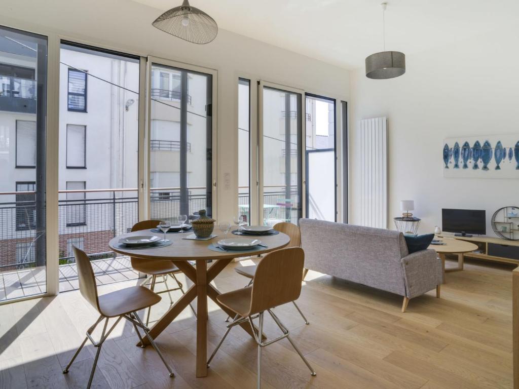 un salon avec une table, des chaises et un canapé dans l'établissement Apartment Villa Terre neuve by Interhome, à Saint-Malo