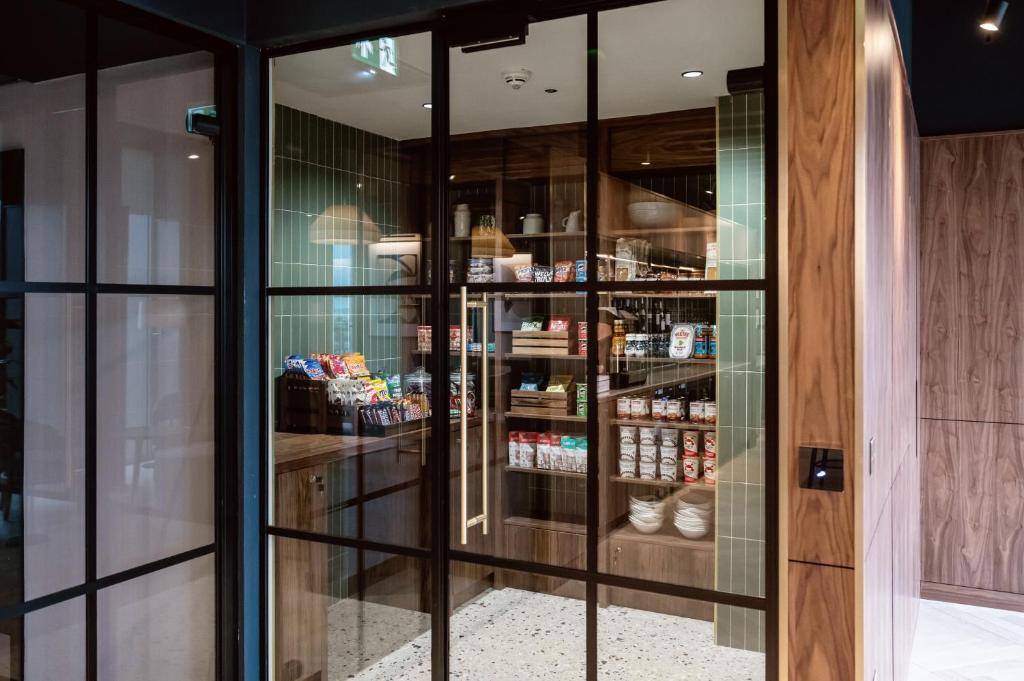 Kuchyň nebo kuchyňský kout v ubytování Wilde Aparthotels Manchester City Centre