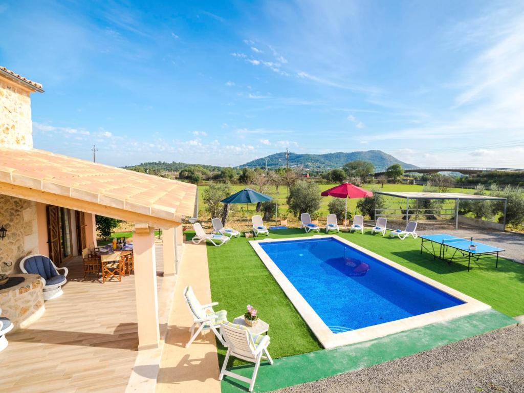 uma imagem de uma villa com piscina em Holiday Home Can Blancos by Interhome em Inca