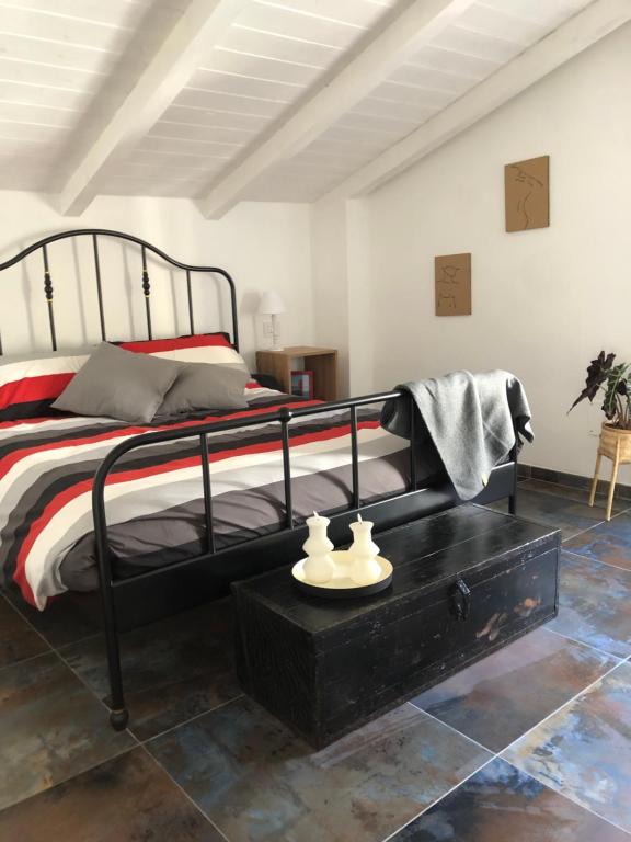 1 dormitorio con cama negra y mesa en Gattaglio 22 Guest House, en Reggio Emilia