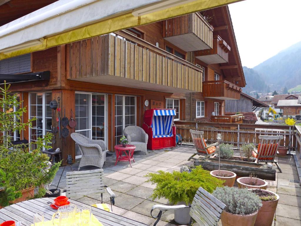une terrasse d'une maison avec des chaises et des plantes dans l'établissement Apartment Carina by Interhome, à Wilderswil