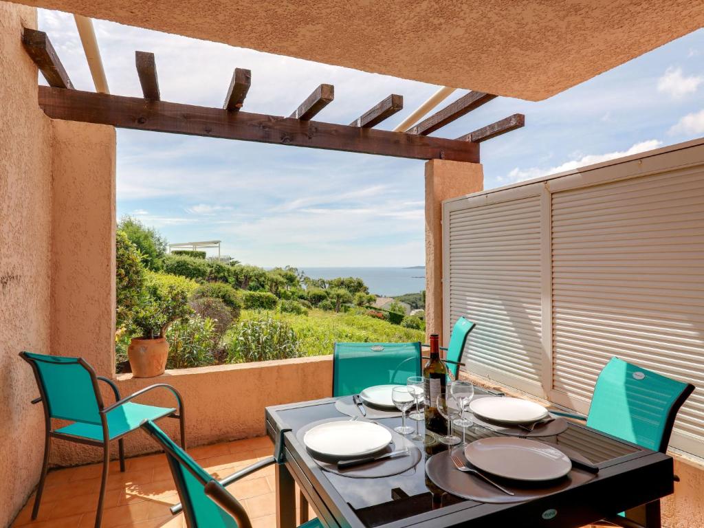 une salle à manger avec une table et des chaises sur un balcon dans l'établissement Apartment Les Coteaux de la Nartelle-25 by Interhome, à Sainte-Maxime